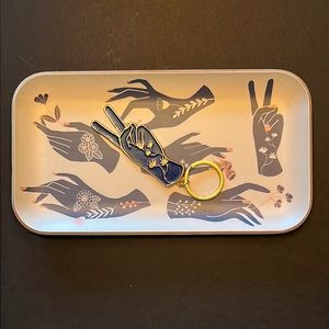 Victorian-esque “Show of Hands” design gift combo-willow tray & keychain-NWT